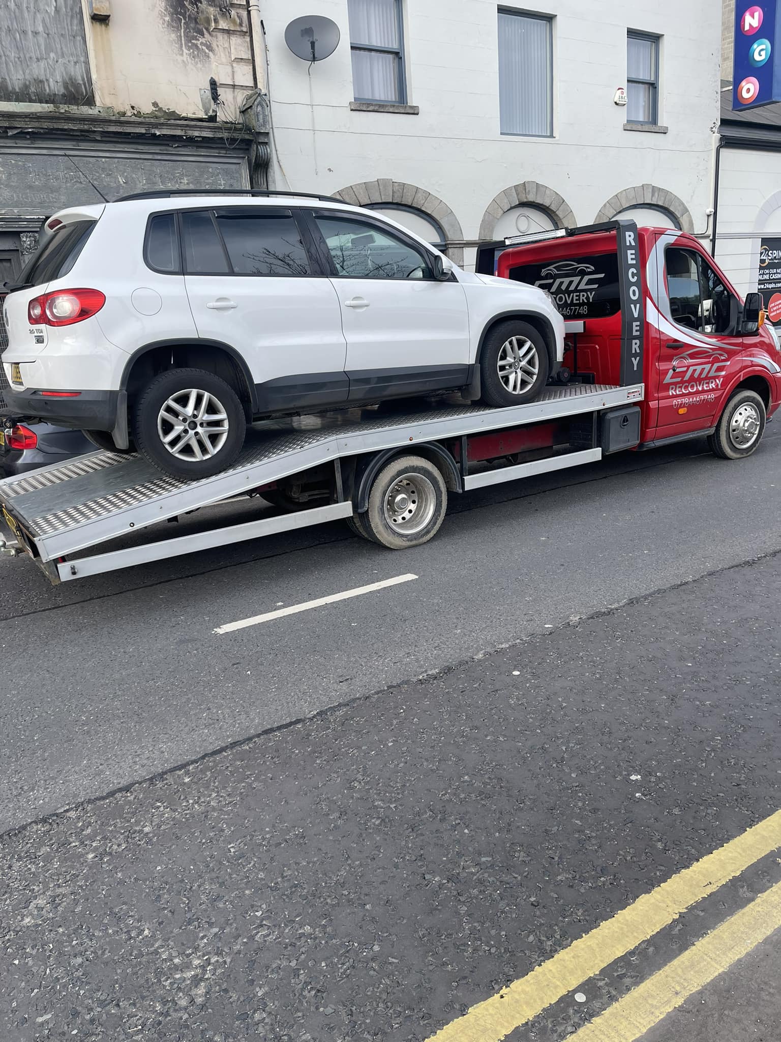 vw suv recovery van red